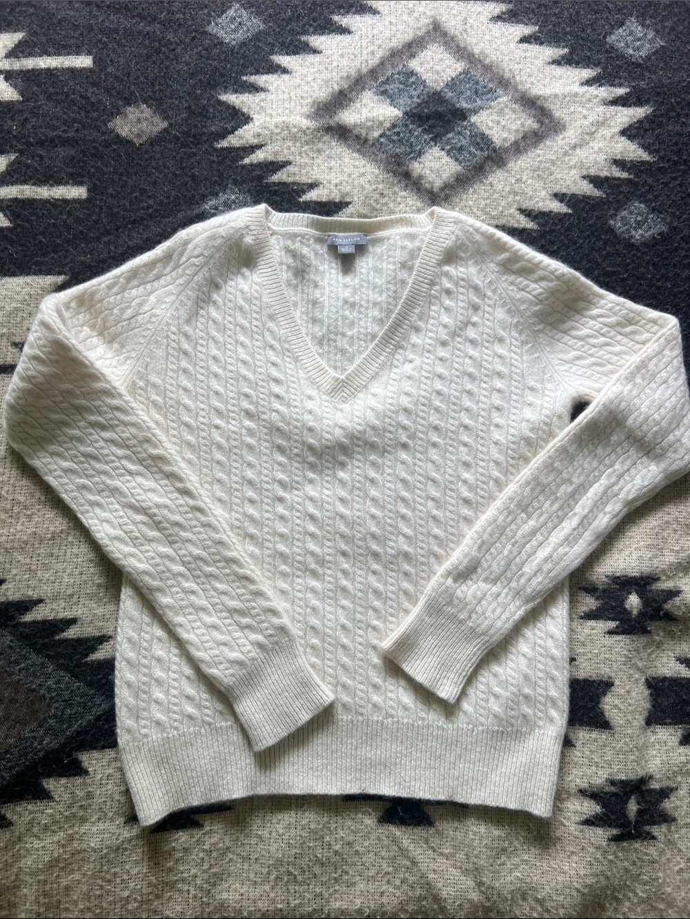 Ann Taylor Cashmere Cream Cable-Knit V-Neck Women's Sweater M